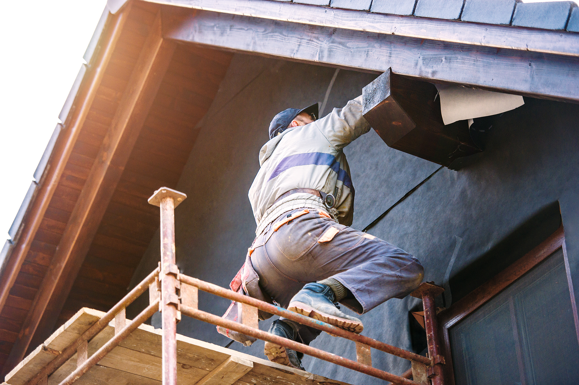 Service de réparation, rénovation et de construction de toiture en membrane élastomère, epdm, asphalte et gravier, bardeaux asphalte, et plus à Montréal, Laval, Longueuil, Boucherville, Brossard, Mirabel, Terrebonne, Repentigny, .. / Réparation Toiture Urgence 